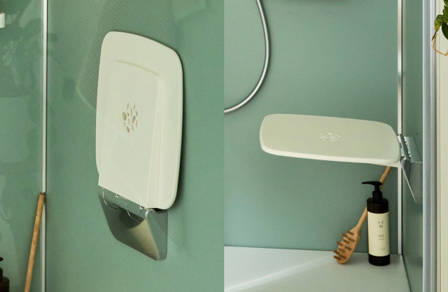 Tabouret de douche PMR rabattable fixé au mur, design discret et fonctionnel.