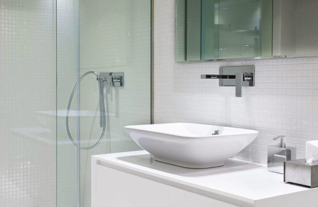 salle de bain avec une mosaïque en verre