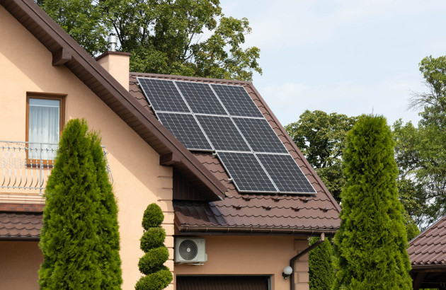 Panneaux solaires photovoltaïques installés sur la toiture d’une maison individuelle.