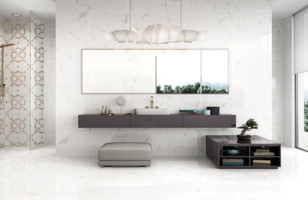 Salle de bains luxueuse très lumineuse avec du carrelage marbre blanc veiné