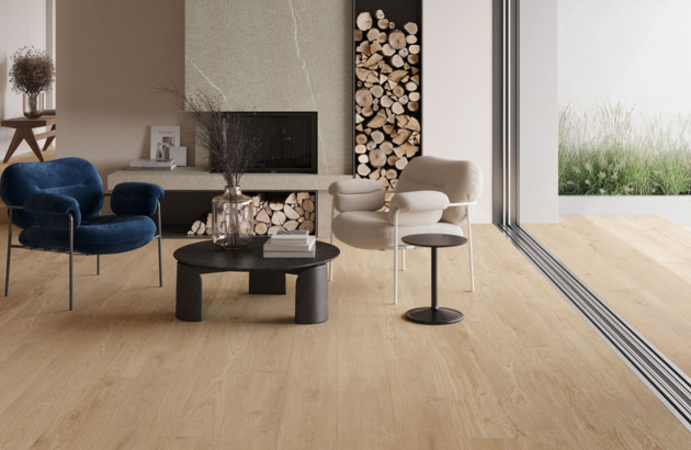 Salon contemporain avec carrelage imitation bois blanchi et cheminée, décoration cosy et élégante