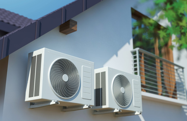 Unités extérieures de climatisation split fixées sur la façade d’une maison moderne.