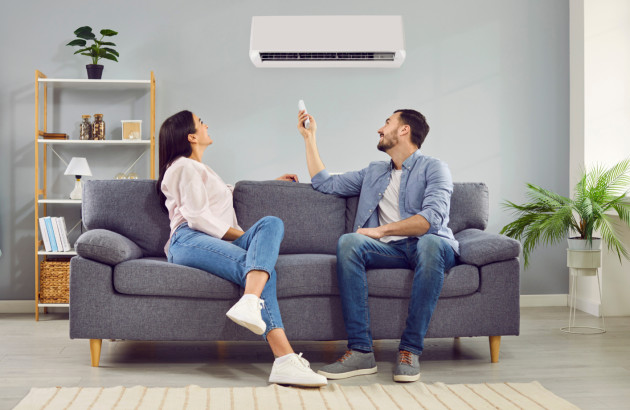 Couple profitant de la climatisation