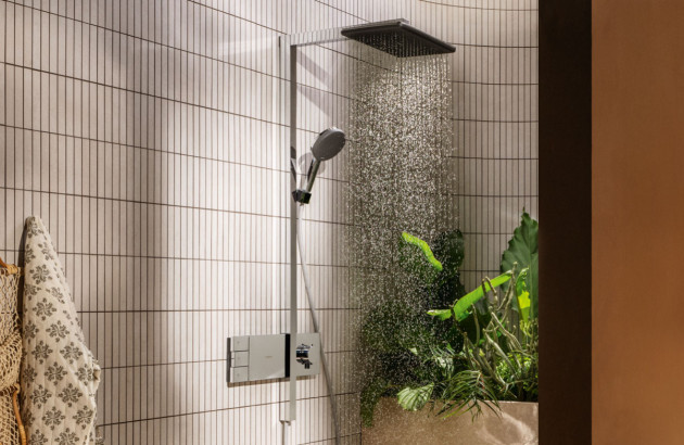 Colonne de douche effet pluie dans une douche végétalisée, idéale pour une ambiance spa à domicile.