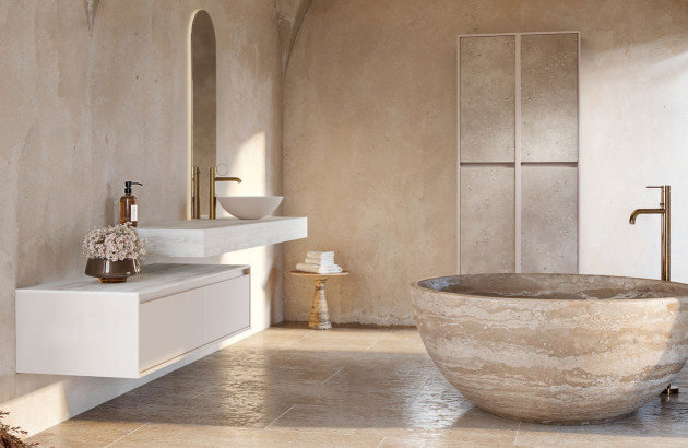 Salle de bains élégante aux tons minéraux avec meuble suspendu blanc et vasque à poser face à une baignoire en pierre naturelle.