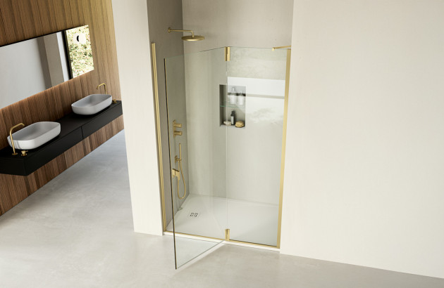 Douche encastrée dans une salle de bains avec une paroi dorée