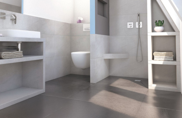 Douche à l'italienne intelligemment installée dans une petite salle de bains