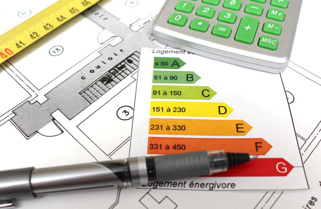 Étiquette de performance énergétique accompagnée d’un plan de logement et d’une calculatrice pour évaluer les besoins énergétiques.