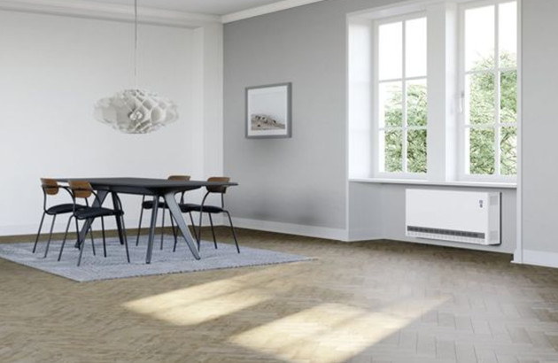 Radiateur électrique à accumulation installé dans un grand salon