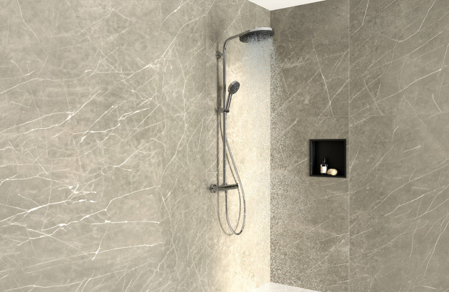 Receveur de douche extra-plat blanc installé dans une salle de bains aux tons naturels et chaleureux.