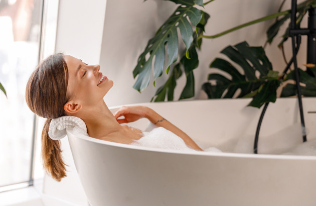 Femme qui se relaxe dans son bain moussant