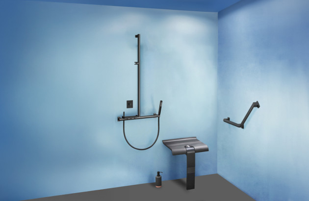 Douche senior avec équipements ergonomiques et robinetterie accessible, idéale pour une salle de bains PMR.