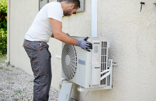 Installation d’un groupe extérieur de climatisation par un professionnel qualifié.