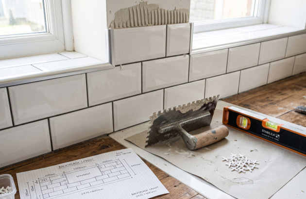 Pose de carreaux de carrelage mural avec plan de calepinage