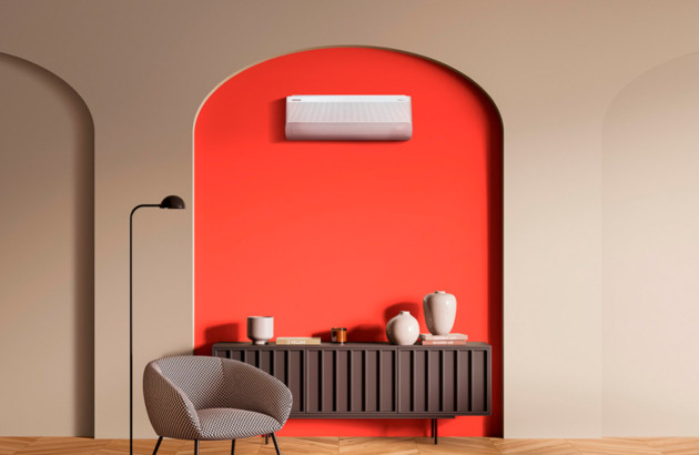 Climatisation murale installée dans un salon design avec niche rouge contemporaine.