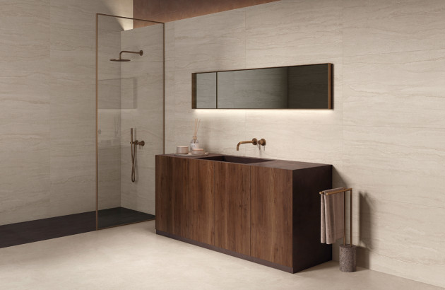 Salle de bains contemporaine avec meuble vasque en bois foncé et douche ouverte aux finitions élégantes.