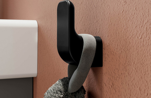 Patère murale noire pour suspendre serviettes et accessoires dans une salle de bains contemporaine.