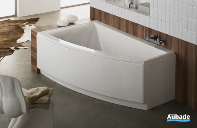 Baignoire d’angle asymétrique offrant un espace de bain confortable dans une salle de bains contemporaine à l’esprit chaleureux.