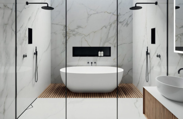 Salle de bains avec deux douche à l'italienne et une baignoire ainsi qu'une niche murale