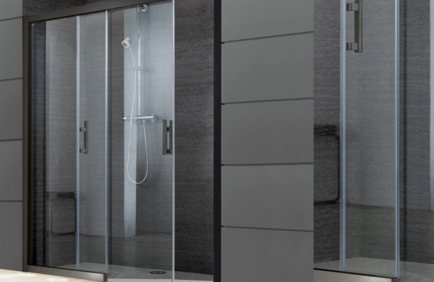 Zoom sur une paroi de douche coulissante dans une salle de bains