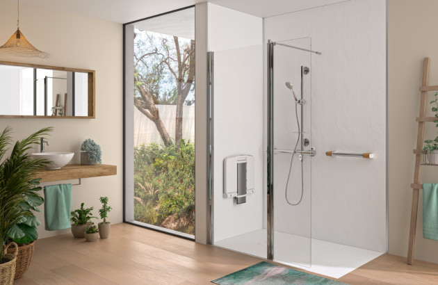 Salle de bains moderne avec douche à l’italienne accessible, alternative sécurisée à la baignoire pour seniors.