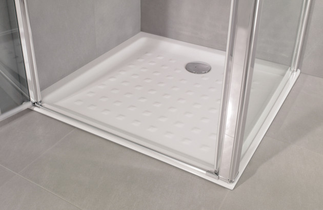Receveur de douche blanc plat dans une cabine de douche