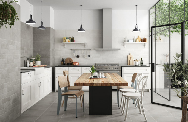 Cuisine contemporaine avec carrelage mural gris grand format et verrière industrielle