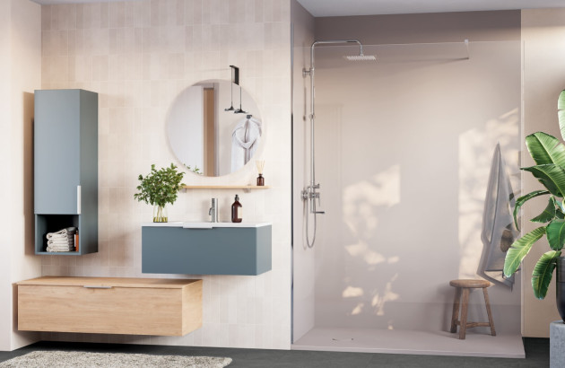 Salle de bains moderne et lumineuse avec des panneaux muraux