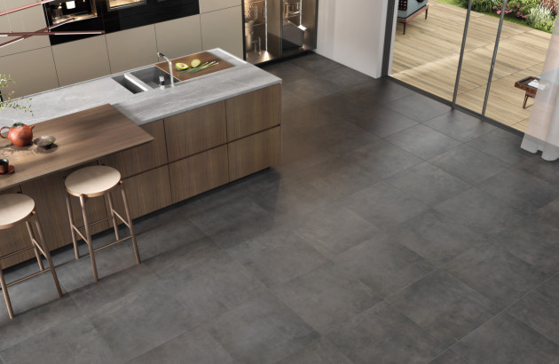 Sol en carrelage gris anthracite dans une cuisine contemporaine avec îlot.