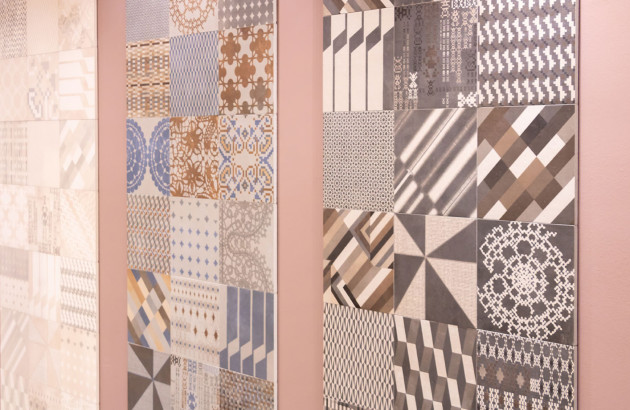 Sélection de carreaux décoratifs aux motifs graphiques et géométriques variés.