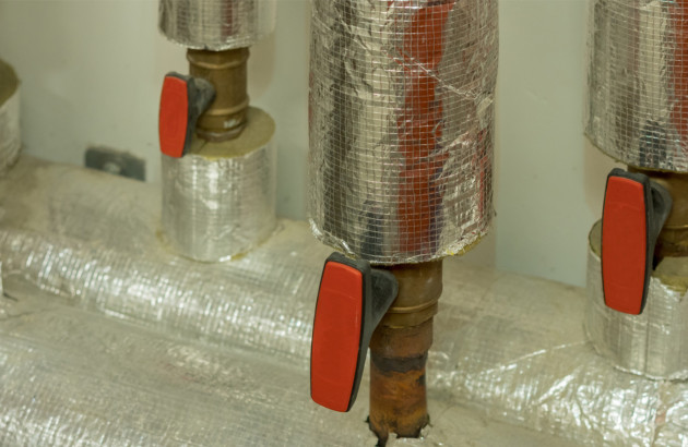 Tuyaux de plomberie isolés avec revêtement acoustique pour améliorer l’isolation phonique des canalisations.