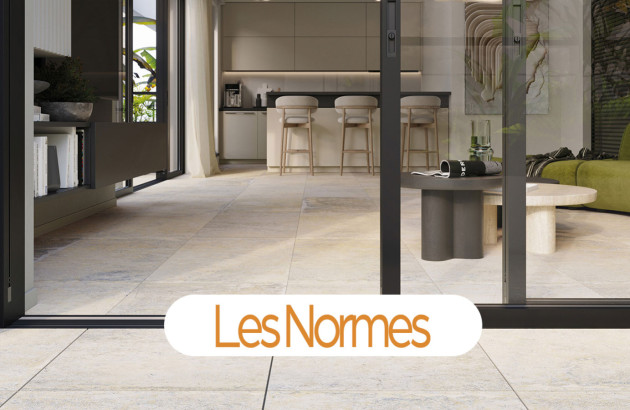 Baie vitrée de maison ouverte avec un continuité de carrelage extérieur et intérieur, mention 