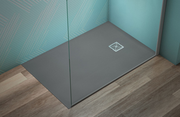 Receveur de douche extra-plat gris anthracite associé à un sol effet bois et une décoration aux accents modernes.