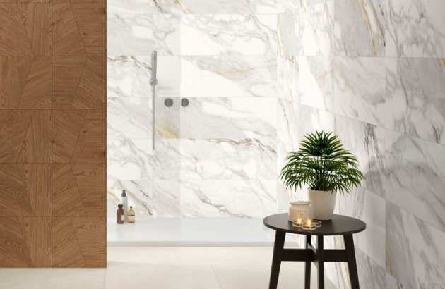 Salle de bains moderne avec receveur de douche et carrelage effet marbre