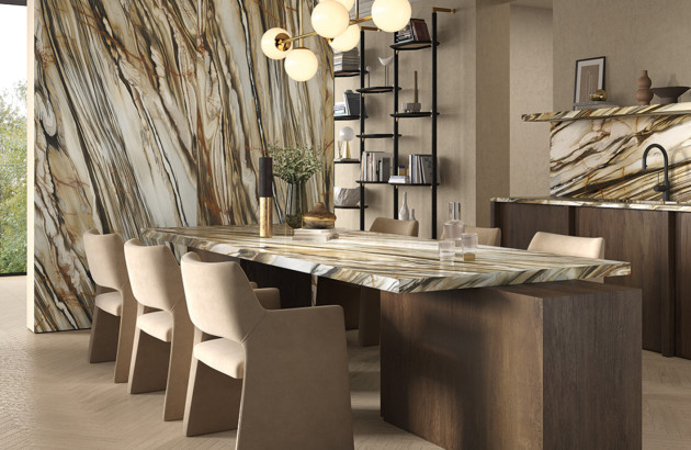 Cuisine élégante avec revêtement mural effet marbre veiné et mobilier en bois foncé