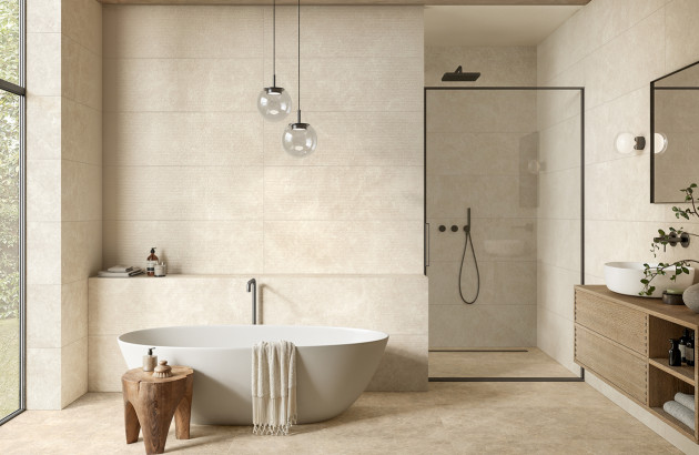 Salle de bains lumineuse avec douche à l’italienne et carrelage beige grand format au style spa.