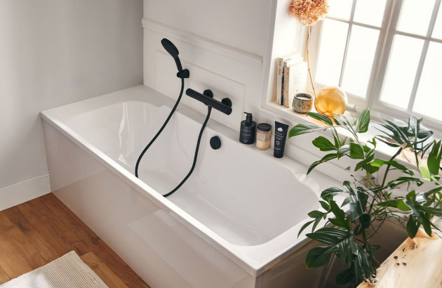 Baignoire dans une petite salle de bains avec mitigeur noir mat
