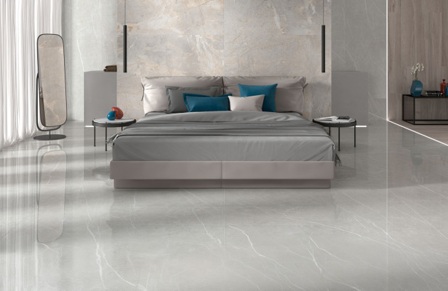 Chambre moderne avec carrelage grand format effet marbre gris, finition brillante.