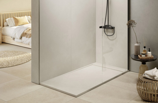 Douche à l’italienne ouverte dans une salle de bains contemporaine.