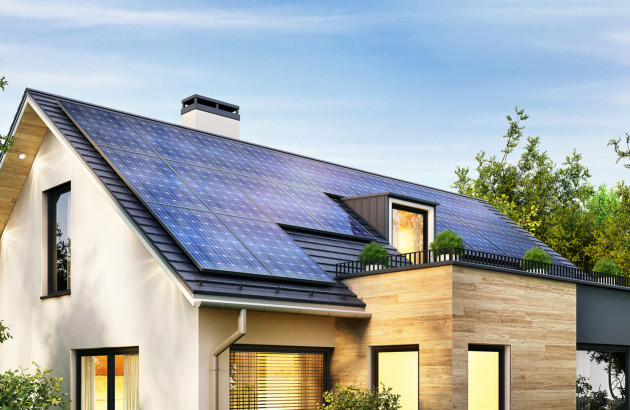 Maison moderne équipée d'une installation solaire photovoltaïque en toiture
