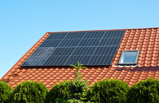 Installation de panneaux photovoltaïques sur un toit en tuiles rouges