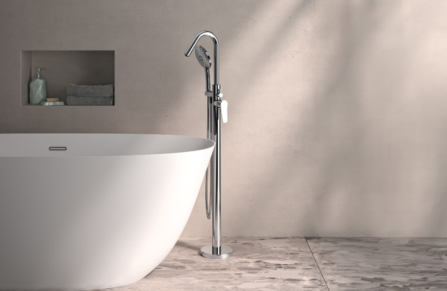 Baignoire ilot avec robinet sur pied dans une salle de bains