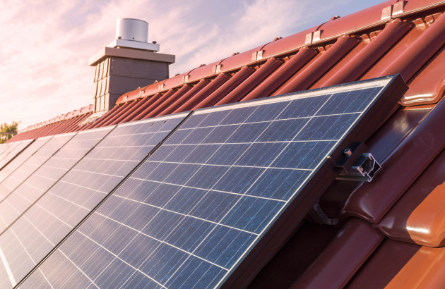 Panneaux solaires fixés sur une toiture en tuiles pour production d'électricité