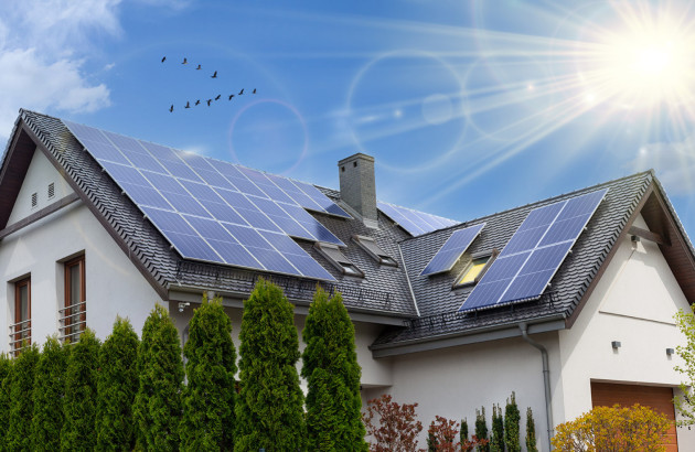 Maison moderne avec une grande installation de panneaux solaires