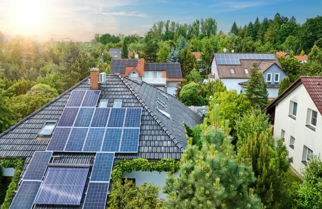 Maison équipée de panneaux solaires haut rendement