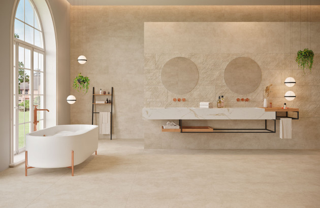 Salle de bains avec du carrelage en marbre sur les murs
