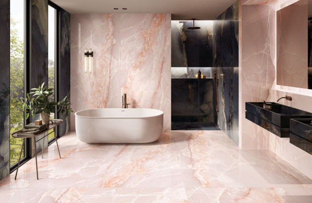Salle de bains avec du carrelage marbre rose