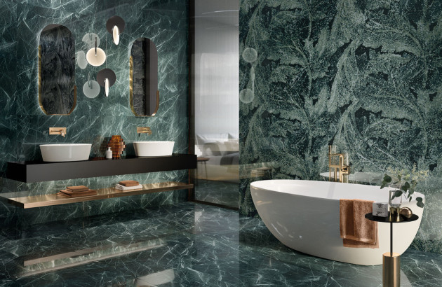 Salle de bains équipée de carrelage en marbre vert