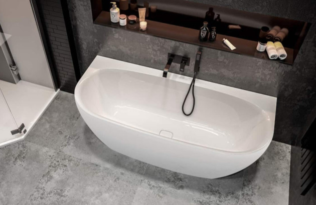 Vue plongeante d’une baignoire îlot ovale installée dans une salle de bains contemporaine.