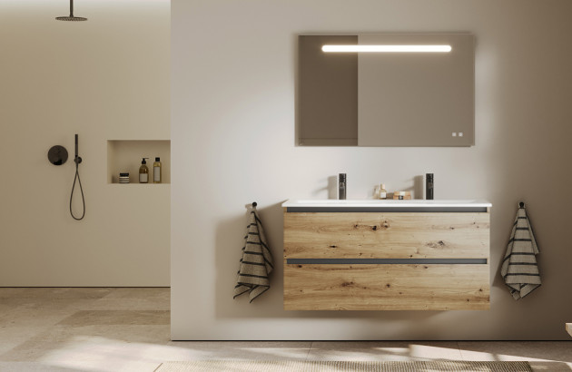 Meuble de salle de bains suspendu en bois naturel avec miroir lumineux dans une ambiance épurée.